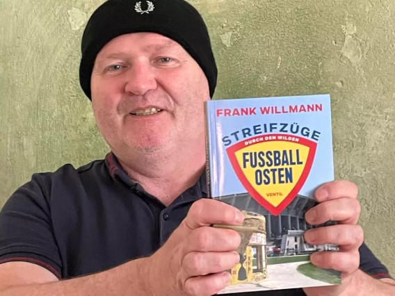 Frank Willmann mit seinem Buch ‚Streifzüge durch den wilden Fußball-Osten‘.